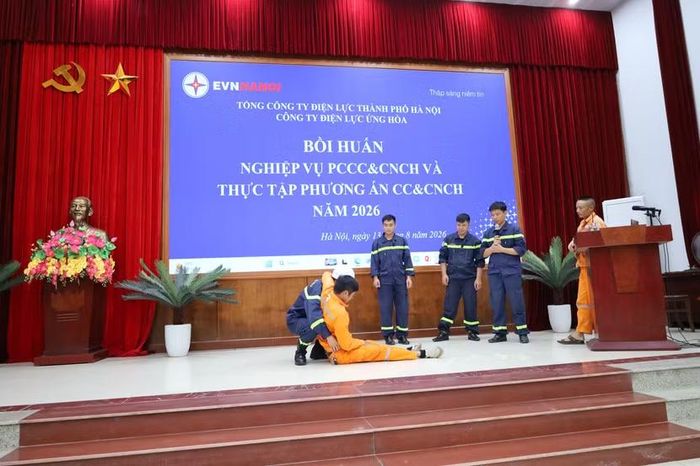 Hướng dẫn học viên động tác cứu người bị nạn trong đám cháy, tai nạn sự cố.