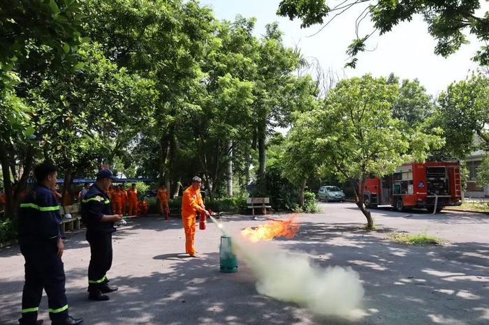 Hướng dẫn học viên sử dụng bình chữa cháy