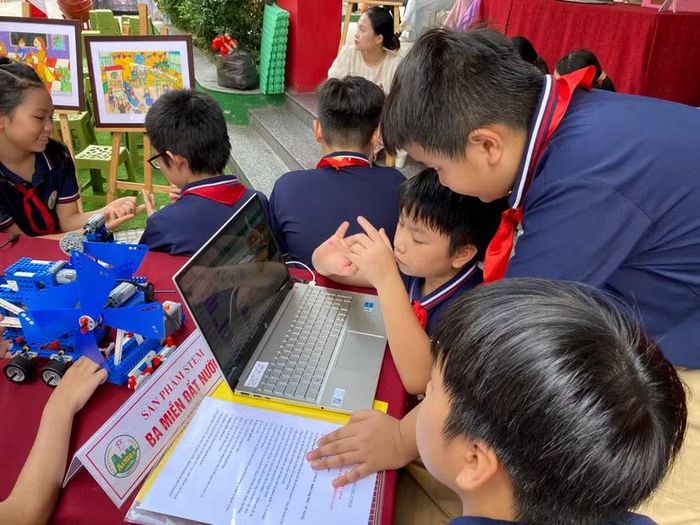 Không gian số mang đến tri thức, cơ hội sáng tạo, kết nối toàn cầu – nhưng cũng đi kèm nhiều rủi ro cho giới trẻ
