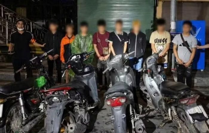 Một nhóm "quái xế" gây mất trật tự trị an bị lực lượng công an xử lý (ảnh minh họa).