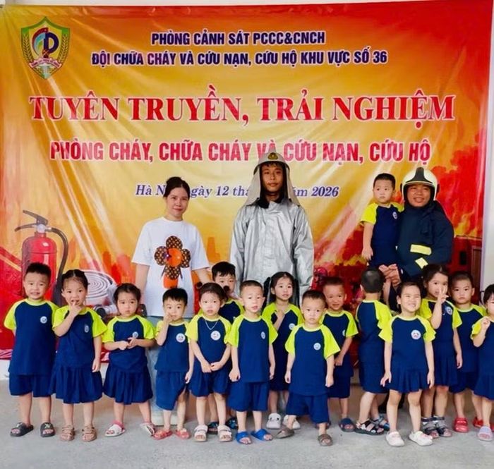 Cán bộ, chiến sĩ Đội CC và CNCH Khu vực số 36 chụp ảnh lưu niệm cùng các em nhỏ sau chương trình tuyên truyền, trải nghiệm PCCC và CNCH.