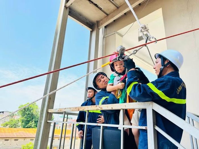  Cán bộ, chiến sĩ hướng dẫn trẻ trải nghiệm kỹ năng cứu nạn, cứu hộ bằng dây, bảo đảm an toàn trong quá trình thực hành. 
