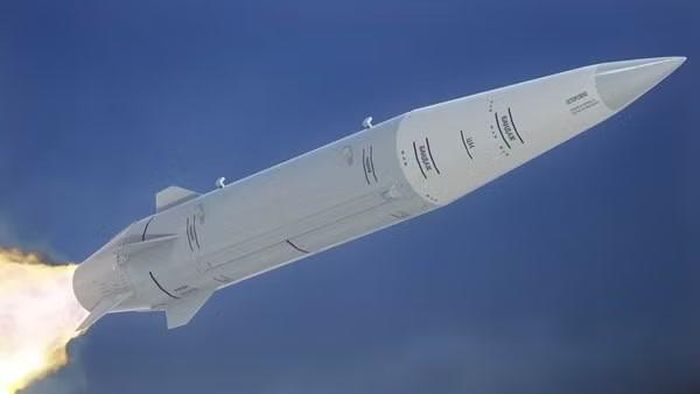 Ở tầng tiếp theo là tên lửa đạn đạo phóng từ máy bay Kh-47M2 Kinzhal. Tên lửa có chiều dài 8 mét, đường kính 1 mét, khối lượng phóng khoảng 4,3 tấn và mang đầu đạn 480 kg.