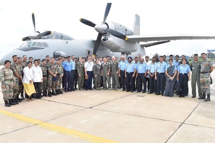 Vận tải cơ An-32 có chiều dài 23,78 m; sải cánh 29,2 m; chiều cao 8,75 m; diện tích cánh 75 m2; trọng lượng rỗng 16.800 kg; trọng lượng cất cánh tối đa 27.000 kg.