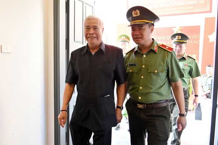 Đại tá Nguyễn Quang Chiến, nguyên Giám đốc Công an tỉnh Hà Tây trao đổi cùng Thiếu tướng Nguyễn Ngọc Quyền, Phó Bí thư Đảng ủy, Phó Giám đốc CATP