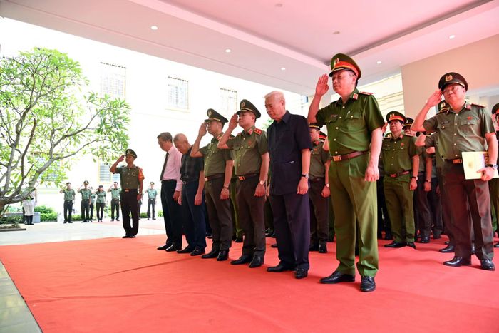 Các đồng chí lãnh đạo tưởng niệm các anh hùng, liệt sĩ Công an Thủ đô