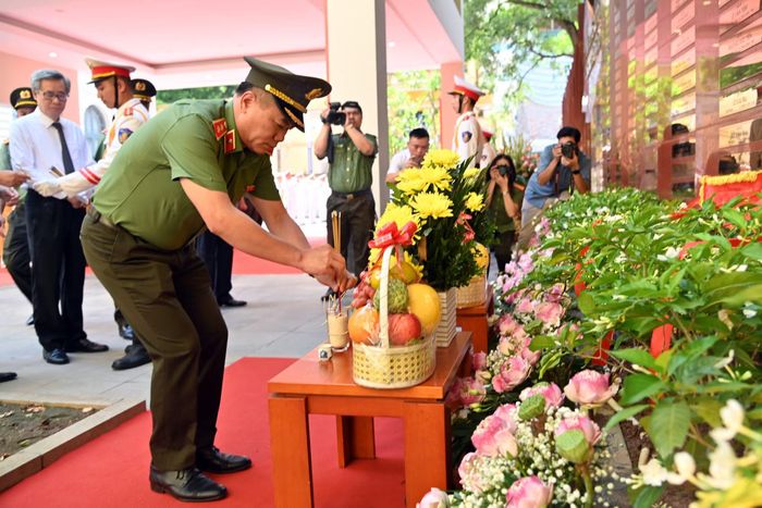 Đồng chí Giám đốc CATP dâng hương trước biển tên 2 liệt sỹ