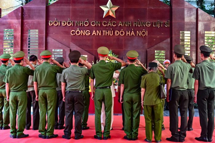 Những ngày này, các đơn vị của CATP cũng thường xuyên đến dâng hương, hoa tưởng niệm các anh hùng, liệt sỹ