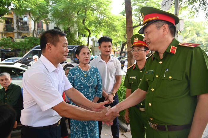 Thiếu tướng Nguyễn Hồng Ky, Phó Giám đốc CATP thăm hỏi thân nhân liệt sỹ Nguyễn Quốc Sinh