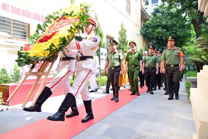 Trung tướng Nguyễn Thanh Tùng - Bí thư Đảng ủy, Giám đốc CATP Hà Nội dẫn đầu đoàn đại biểu vào dâng vòng hoa tưởng nhớ các anh hùng, liệt sĩ Công an Thủ đô