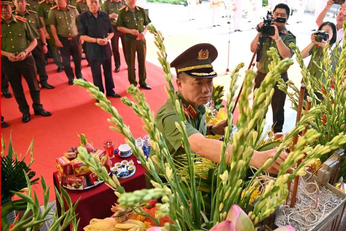 Trung tướng Nguyễn Thanh Tùng, Giám đốc CATP Hà Nội dâng hương tưởng niệm các anh hùng, liệt sỹ Công an Thủ đô