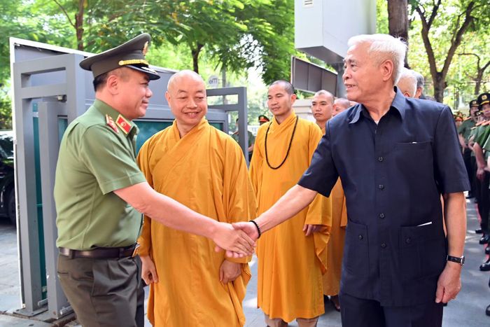 Đại tá Nguyễn Quang Chiến, nguyên Giám đốc Công an tỉnh Hà Tây xúc động bắt tay Trung tướng Nguyễn Thanh Tùng, Giám đốc CATP Hà Nội