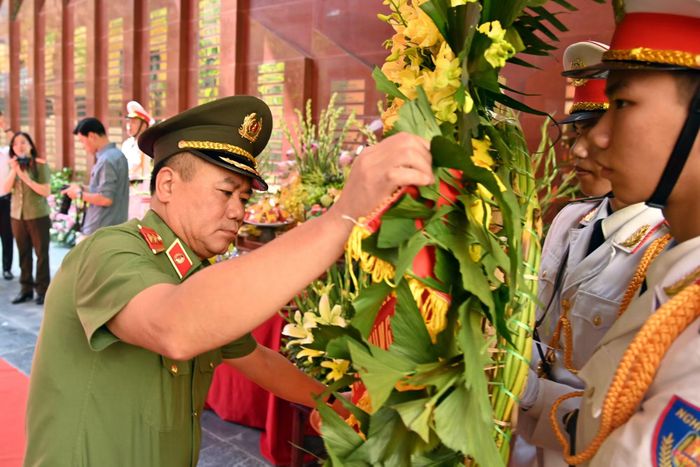 Trung tướng Nguyễn Thanh Tùng, Giám đốc CATP Hà Nội chỉnh lại vòng hoa để dâng lên các anh hùng, liệt sỹ