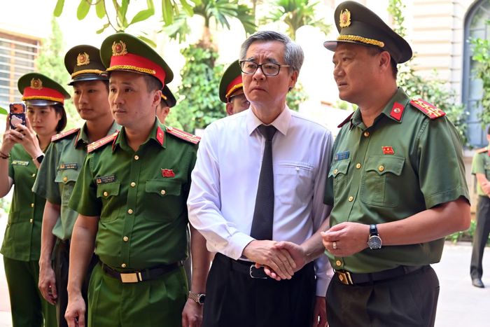 Thân nhân liệt sỹ Nguyễn Quang Thụ xúc động khi nhìn biển tên cha, ông được gắn trang trọng trên đài tưởng niệm các anh hùng liệt sỹ Công an Thủ đô