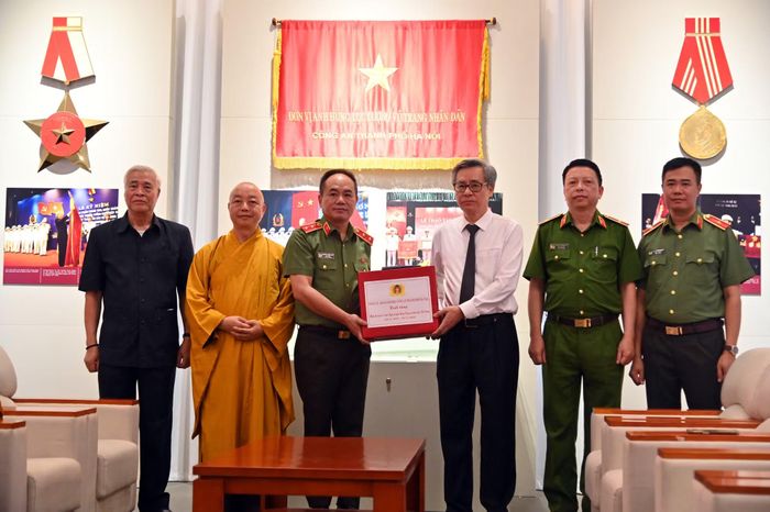Trung tướng Nguyễn Thanh Tùng, Giám đốc CATP Hà Nội tặng quà tri ân gia đình liệt sỹ Nguyễn Quang Thụ