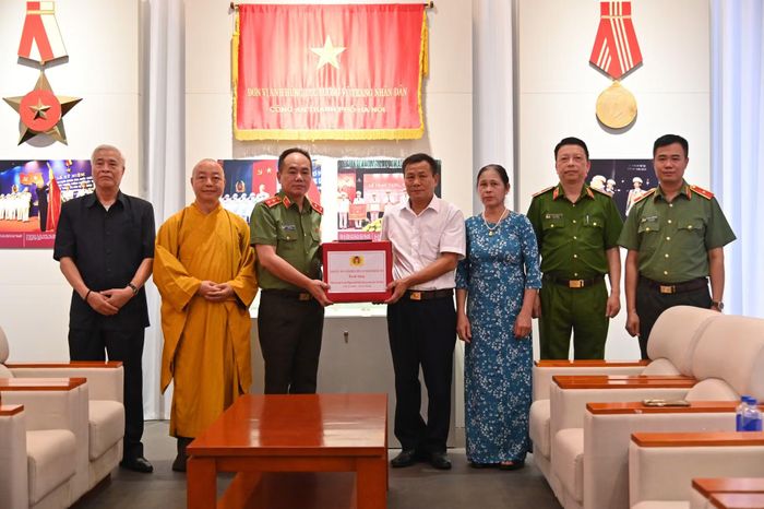 Trung tướng Nguyễn Thanh Tùng, Giám đốc CATP Hà Nội tặng quà tri ân gia đình liệt sỹ Nguyễn Quốc Sinh