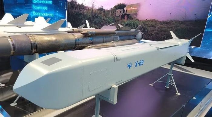 Việc bay thấp và giảm phản xạ radar làm tăng độ khó cho phòng không, nhưng hiệu quả thực tế còn phụ thuộc vào địa hình, mạng lưới radar, cảm biến cảnh báo sớm và loại hệ thống đánh chặn được triển khai.