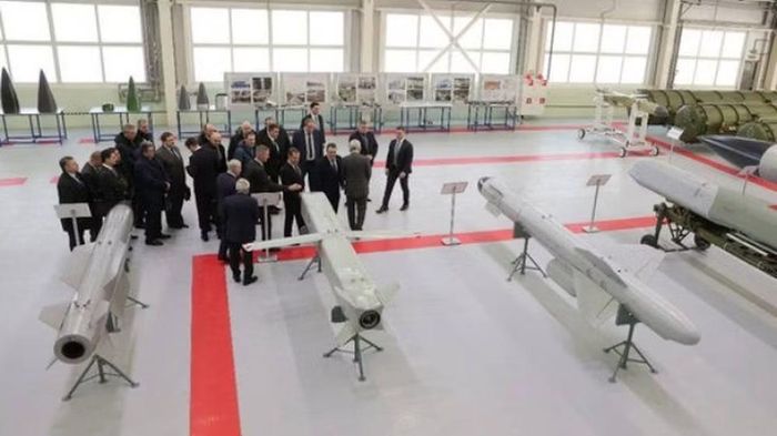 Các nguồn công khai cũng liệt kê máy bay chiến đấu Su-34 trong số những nền tảng có thể sử dụng loại tên lửa này.