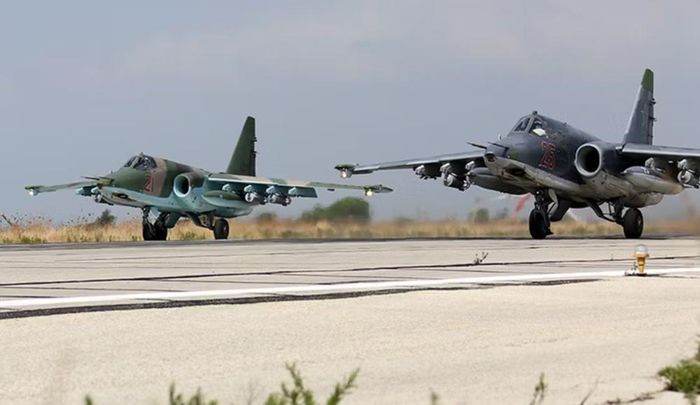 Syria cũng tiếp quản sân bay Latakia, khiến hoạt động hàng không của Nga tại đây về nguyên tắc phải có sự chấp thuận của Damascus.