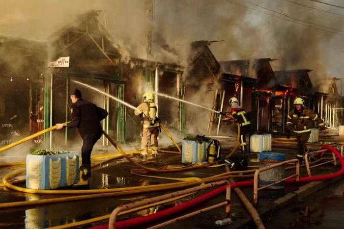 Vụ hỏa hoạn do các cuộc tấn công gây ra tại chợ sách Petrovka ở quận Obolonskyi, Kiev, Ukraine