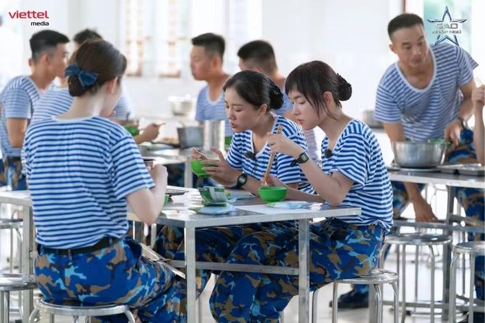 Bữa cơm của các nghệ sĩ tại chương trình.
