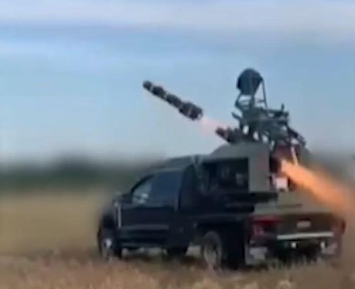 Bệ phóng đạn chứa các tên lửa AGM-114L Longbow Hellfire, có đầu dò dẫn đường bằng radar chủ động. Một quả tên lửa có giá từ 100 đến 150 nghìn đô la Mỹ.