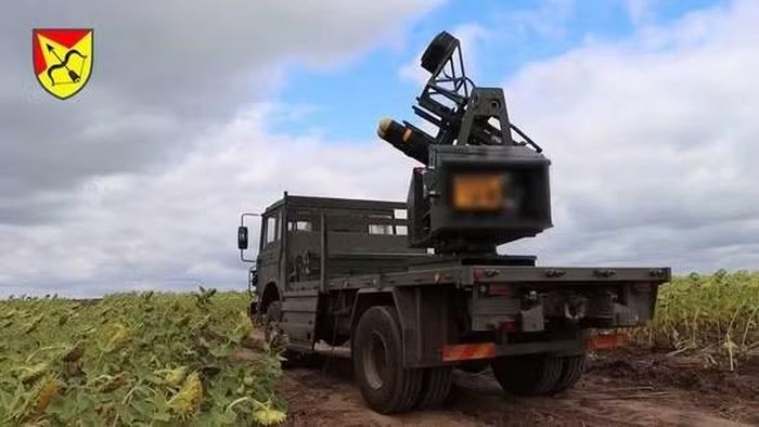 Tên lửa AGM-114L có tầm bắn lên đến 8 km. Loại đạn dẫn đường này nặng khoảng 49 kg, ban đầu được thiết kế để tiêu diệt xe bọc thép, nhưng nhờ hệ thống điều khiển bằng radar, nó đã được điều chỉnh để phục vụ phòng không.