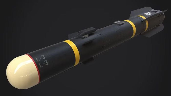 Khác với các phiên bản dẫn đường laser, AGM-114L có thể tự theo dõi mục tiêu sau khi phóng, điều này đặc biệt quan trọng khi đánh chặn máy bay không người lái tốc độ cao hoặc đang cơ động.