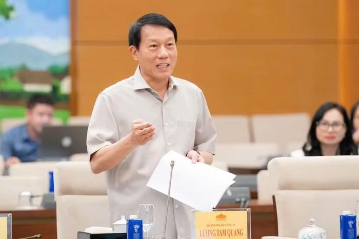 Bộ trưởng Bộ Công an Lương Tam Quang báo cáo tại phiên họp