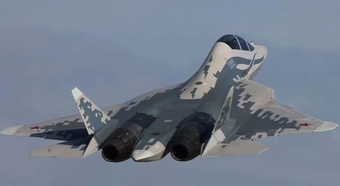 Khi có thêm một thành viên tổ lái, Su-57D có thể phân chia nhiệm vụ giữa điều khiển máy bay và quản lý hoạt động tác chiến.