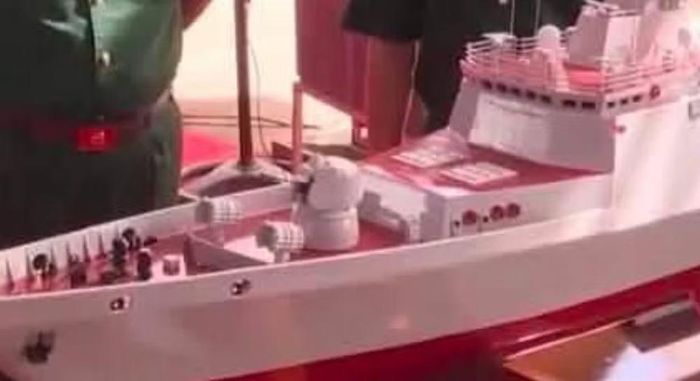 Sàn đáp và hangar được thiết kế để chứa trực thăng Ka-28 - loại máy bay lên thẳng săn ngầm chuyên dụng hiện đang phục vụ trong biên chế Hải quân Việt Nam. Với việc bắt đầu đóng chiếc tàu khu trục tự thiết kế đầu tiên, động thái này không chỉ mở ra bước tiến mới trong năng lực đóng tàu quân sự, mà còn cho thấy Việt Nam đang từng bước xây dựng nền công nghiệp quốc phòng tự chủ, đa dạng hóa nguồn cung và nâng cao khả năng làm chủ những khí tài hiện đại phục vụ bảo vệ Tổ quốc.