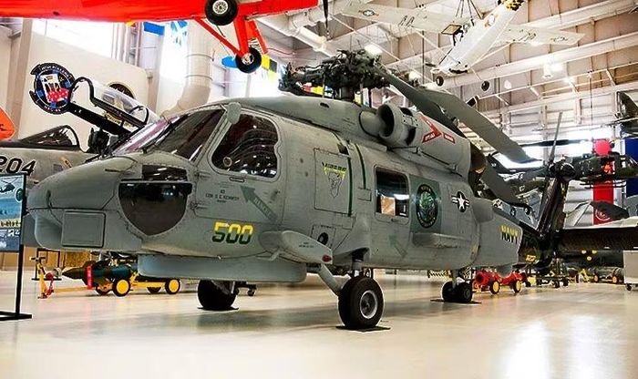 Lực lượng phòng vệ Israel đã mua tổng cộng 8 chiếc trực thăng SH-60F Seahawk từ Hải quân Hoa Kỳ thông qua chương trình Bán trang bị quốc phòng dư thừa (EDA).
