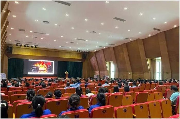 Lực lượng Cảnh sát PCCC và CNCH phổ biến kiến thức, kỹ năng về an toàn cháy, nổ cho hơn 300 cán bộ, giáo viên