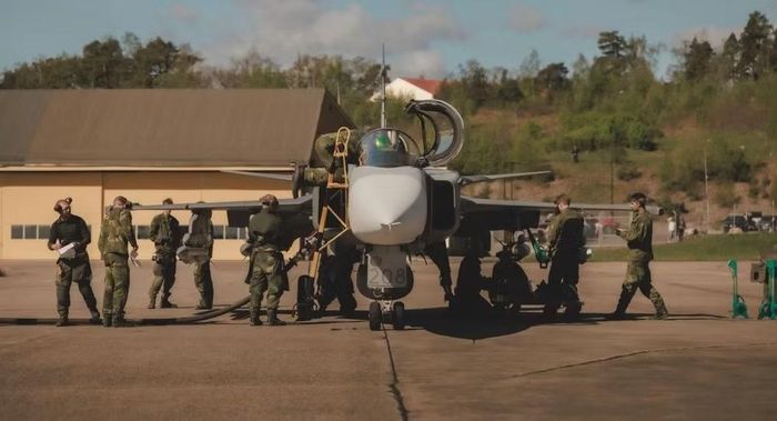 Máy bay chiến đấu JAS 39 Gripen của Saab Thụy Điển ban đầu được thiết kế với ý tưởng hoạt động từ các căn cứ không quân dự bị, với trang thiết bị và nhân lực tối thiểu.