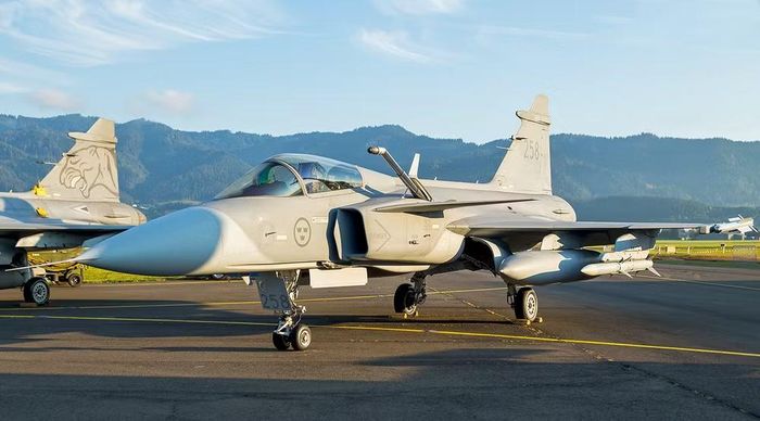 Để phục vụ tiêm kích Gripen chiến đấu không chỉ bao gồm việc xây dựng các đường băng dự phòng trên khắp cả nước, trong đó chỉ một số ít nằm trên đường cao tốc, mà còn hàng trăm km đường lăn, hàng trăm hầm trú ẩn cho máy bay và thiết bị mặt đất.