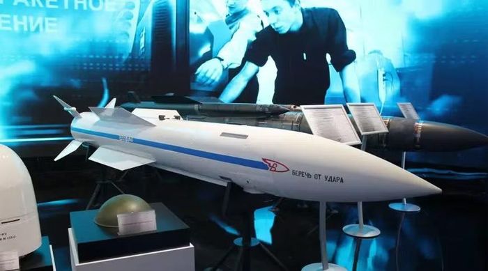 R-37M được phát triển để tấn công mục tiêu trên không từ khoảng cách rất xa. Các nguồn mở đưa ra tầm bắn tối đa tới 300-400 km, tùy điều kiện phóng.
