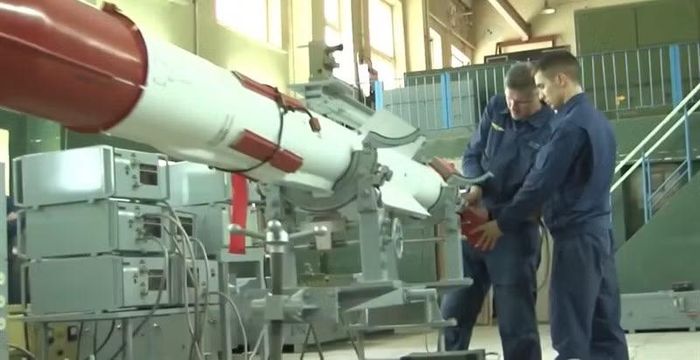 Điều đó có thể khiến phi công phải bay thấp hơn, hạn chế thời gian hoạt động hoặc rời khỏi khu vực nguy hiểm sớm hơn. Không gian tác chiến của máy bay vì thế bị thu hẹp bởi chính nguy cơ từ tên lửa.