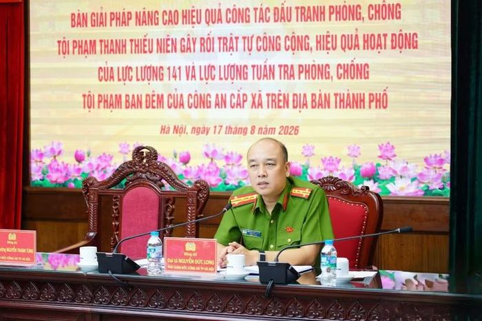 Đại tá Nguyễn Đức Long, Phó Giám đốc, Thủ trưởng Cơ quan Cảnh sát điều tra Công an Thành phố điều hành phần tham luận tại hội nghị.