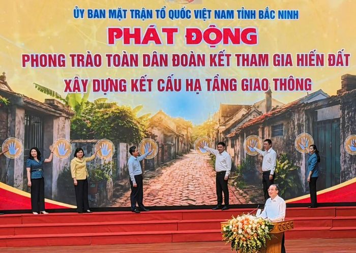 Các đại biểu phát động phong trào “Toàn dân đoàn kết tham gia hiến đất xây dựng kết cấu hạ tầng giao thông”. Ảnh: Thái Nhung