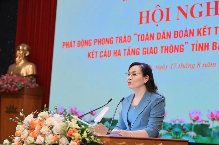 Chủ tịch Ủy ban MTTQ tỉnh Bắc Ninh Nguyễn Thị Hà phát động phong trào. Ảnh: Thái Nhung.