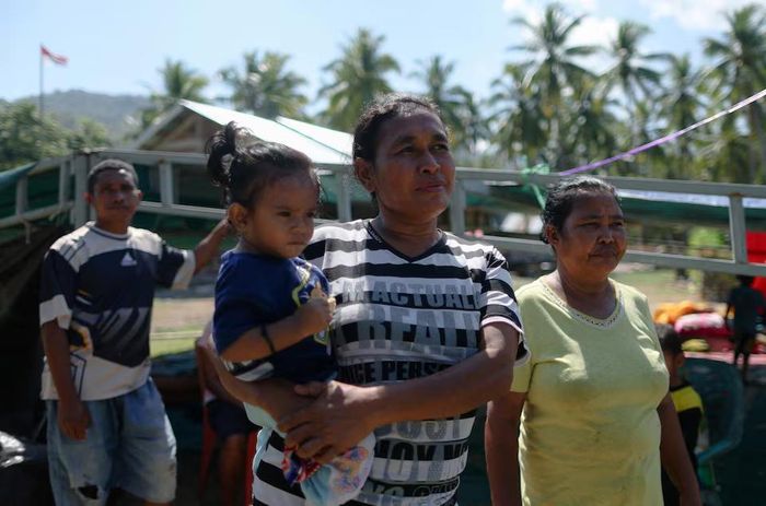 Người dân trú ẩn ngoài trời sau một dư chấn từ trận động đất tại Ende, Đông Nusa Tenggara, Indonesia. Nguồn: Reuters.