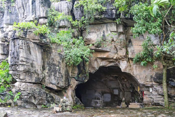 Cửa động có hình vòm, bên trong là những khối nhũ đá với nhiều hình thù tự nhiên. Ảnh: Đình Minh