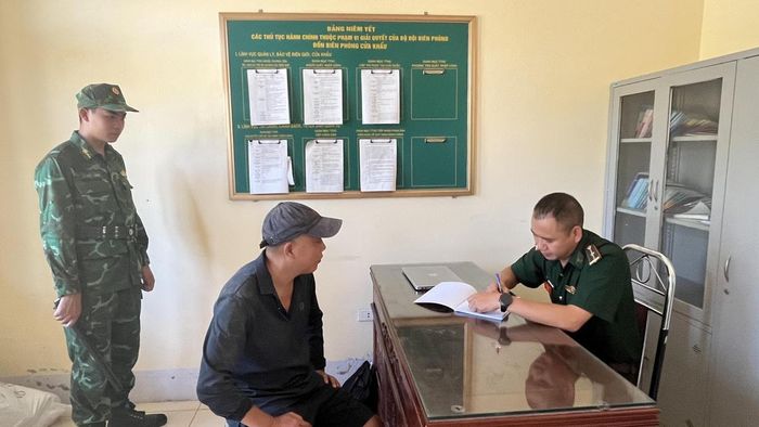 Lực lượng chức năng lấy lời khai của các đối tượng. Ảnh: Trung Dũng.