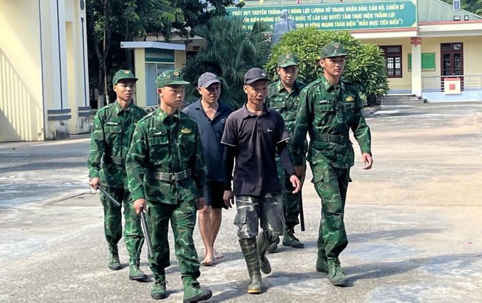 Lực lượng chức năng dẫn giải cá đối tượng về cơ quan. Ảnh: Trung Dũng.