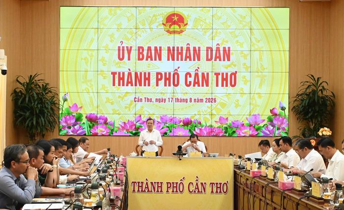 Chủ tịch UBND TP Cần Thơ Trương Cảnh Tuyên phát biểu chỉ đạo tại cuộc họp. Ảnh Hồng Thắm