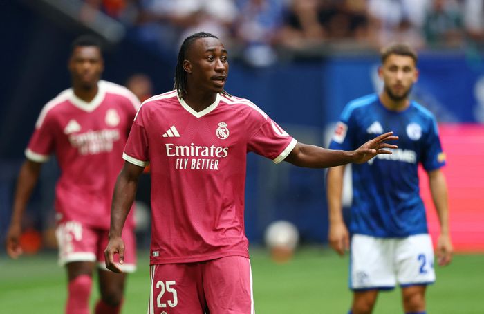  Yan Diomande có những phút đầu tiên trong màu áo Real Madrid sau khi được Mourinho tung vào sân ở hiệp hai. 