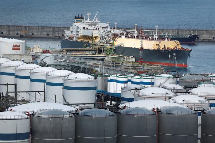  Tàu chở LNG neo đậu cạnh các cơ sở lưu trữ khí đốt, sau khi cập cảng Bilbao, miền bắc Tây Ban Nha, từ cảng Ingleside của Mỹ. Ảnh: Reuters. 
