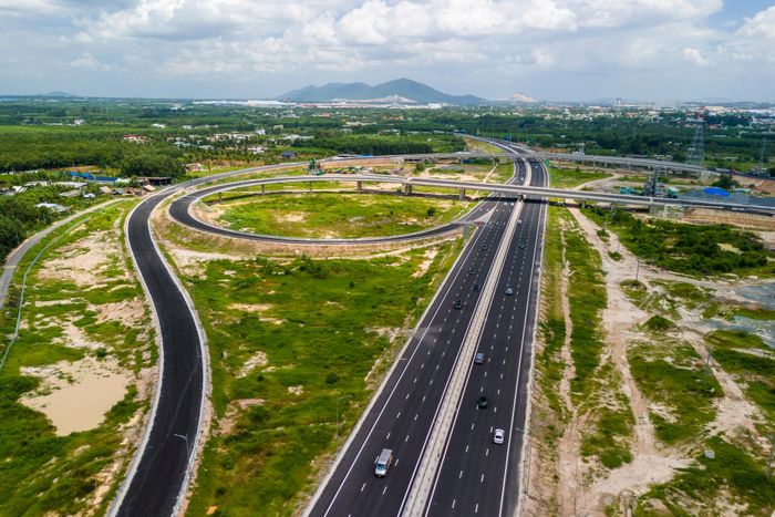  Đặc biệt, thông qua nút giao Quốc lộ 51 và Tân Hiệp, phương tiện từ hướng Bến Lức - TP.HCM có thể tiếp cận cao tốc Biên Hòa - Vũng Tàu, mở thêm hướng đi về Vũng Tàu và cụm cảng Cái Mép - Thị Vải. 