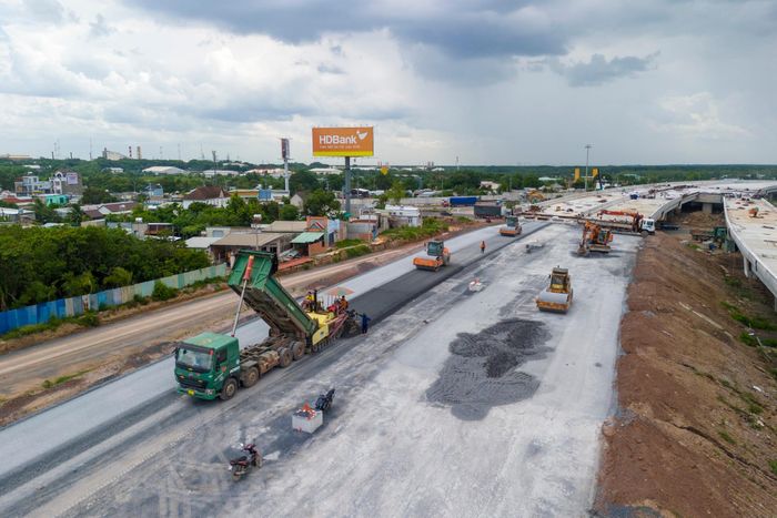  Theo ghi nhận của Tri Thức - Znews vào giữa tháng 8, công trường cao tốc Bến Lức - Long Thành đang diễn ra khẩn trương với nhiều mũi thi công đồng loạt. 