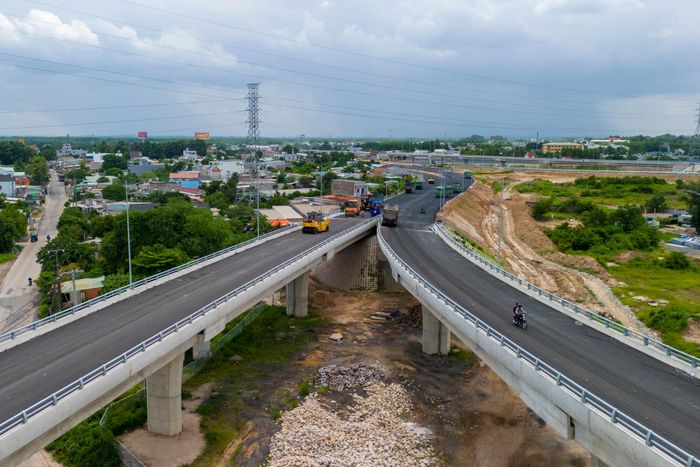  Hai nhánh cầu vượt kết nối Quốc lộ 51 - cao tốc Bến Lức - Long Thành với cao tốc Biên Hòa - Vũng Tàu cũng đã hoàn thiện các hạng mục chính, đang được thảm những lớp nhựa cuối cùng phía đường dẫn. 